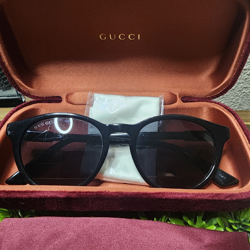 Gucci sunglasses with case, bag, and cleaner - Picture 2 of 10